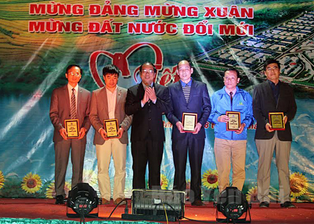 Đồng chí Phó Chủ tịch Tổng LĐLĐ Việt Nam - Nguyễn Văn Ngàng (thứ 3, bên trái) trao biểu trưng những doanh nghiệp chăm lo tốt cho người lao động tại “Tết sum vầy” năm 2017.